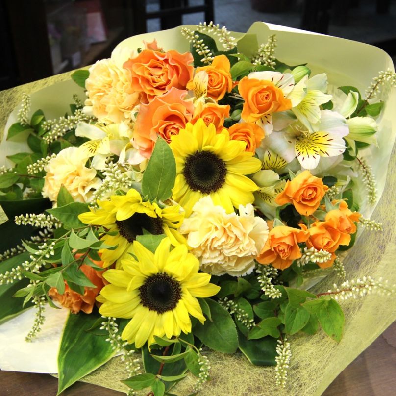 ひまわりを入れたイエロー・オレンジの花束