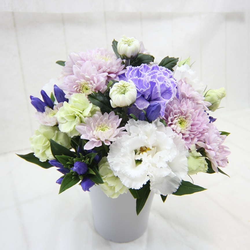 菊と洋花のお供えのアレンジメント　