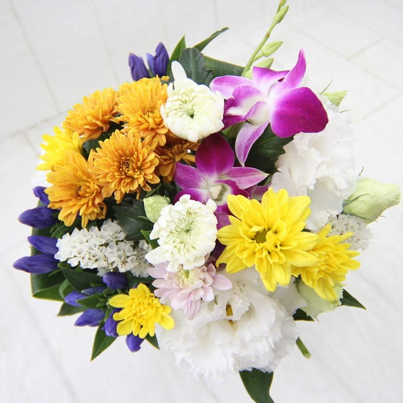 フローリストのおまかせ　菊と洋花のお供えのアレンジメント　