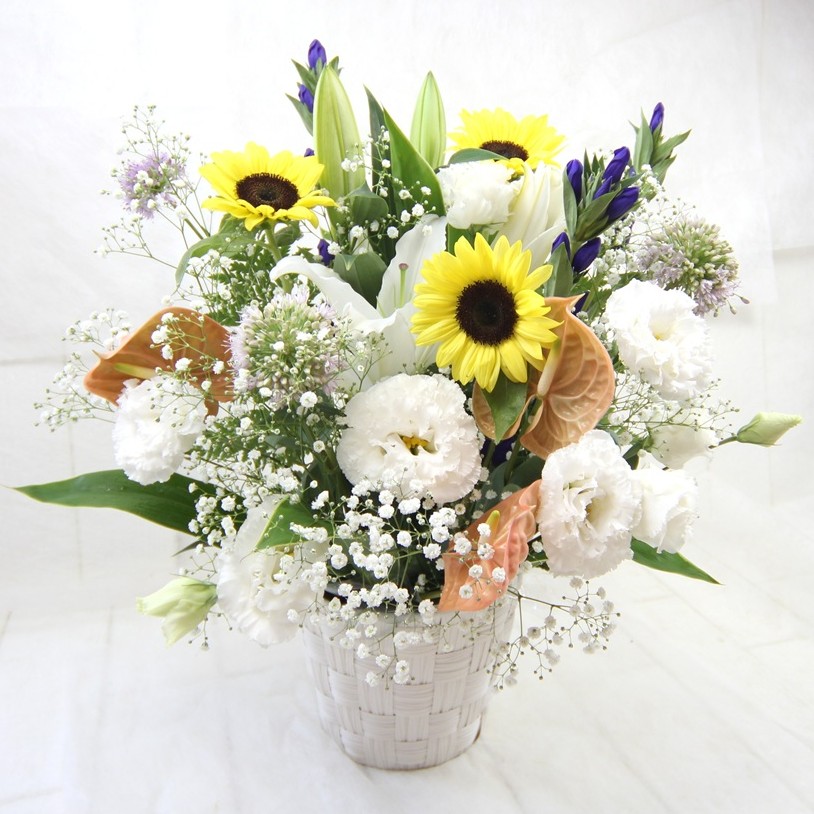 ひまわりを入れた洋花のお供えのアレンジメント