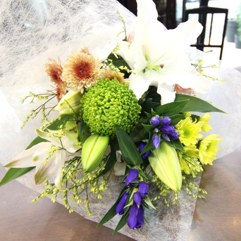 フローリストのおまかせ　菊と洋花のお供えの花束