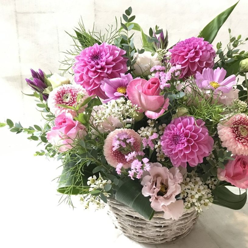 ダリアを使用した、季節のお花のアレンジメント