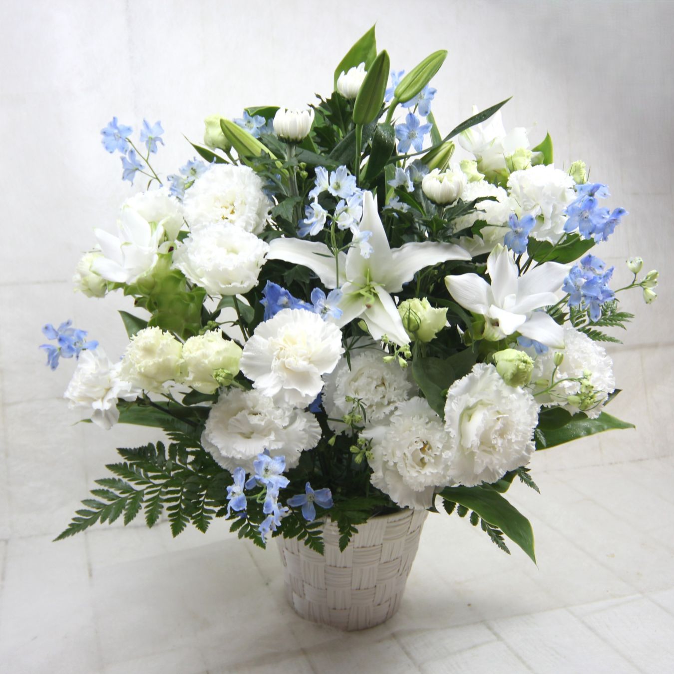 菊と洋花の白・ブルー系のアレンジメント