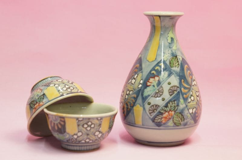 六代 佐藤走波 染錦草花紋 半酒器揃 | いっぴん | | 食器のみつはた