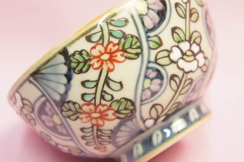 六代 佐藤走波 染錦椿草花文 湯呑み揃 | いっぴん | | 食器のみつはた