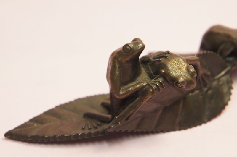 文鎮 むかえる(六蛙)下尾治彦作 下尾治彦むかえる文鎮