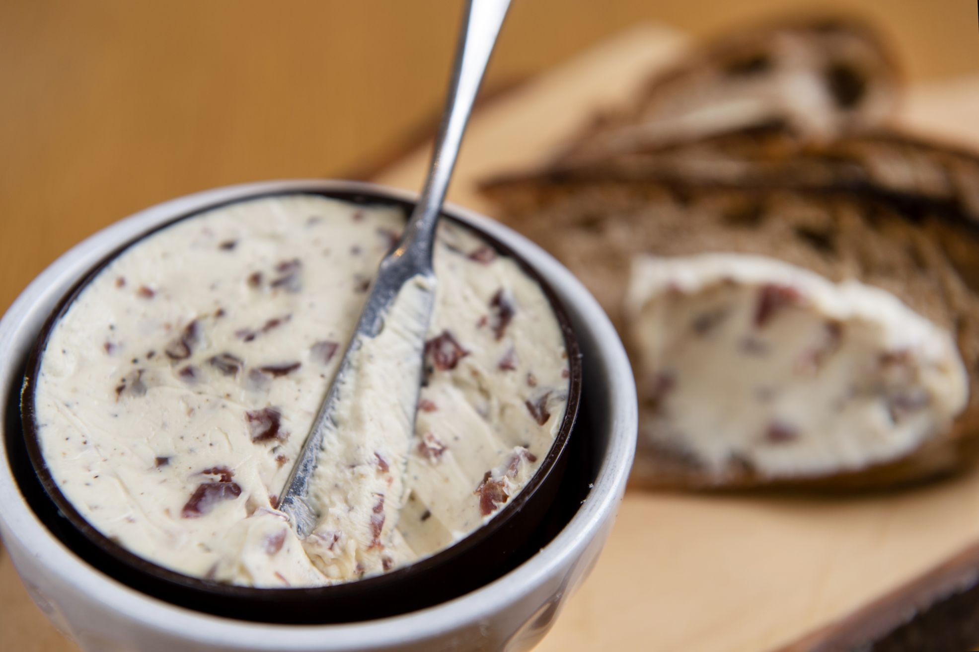 パテ「チーズスプレッド」（自家製燻製生ハムとくるみ入り）