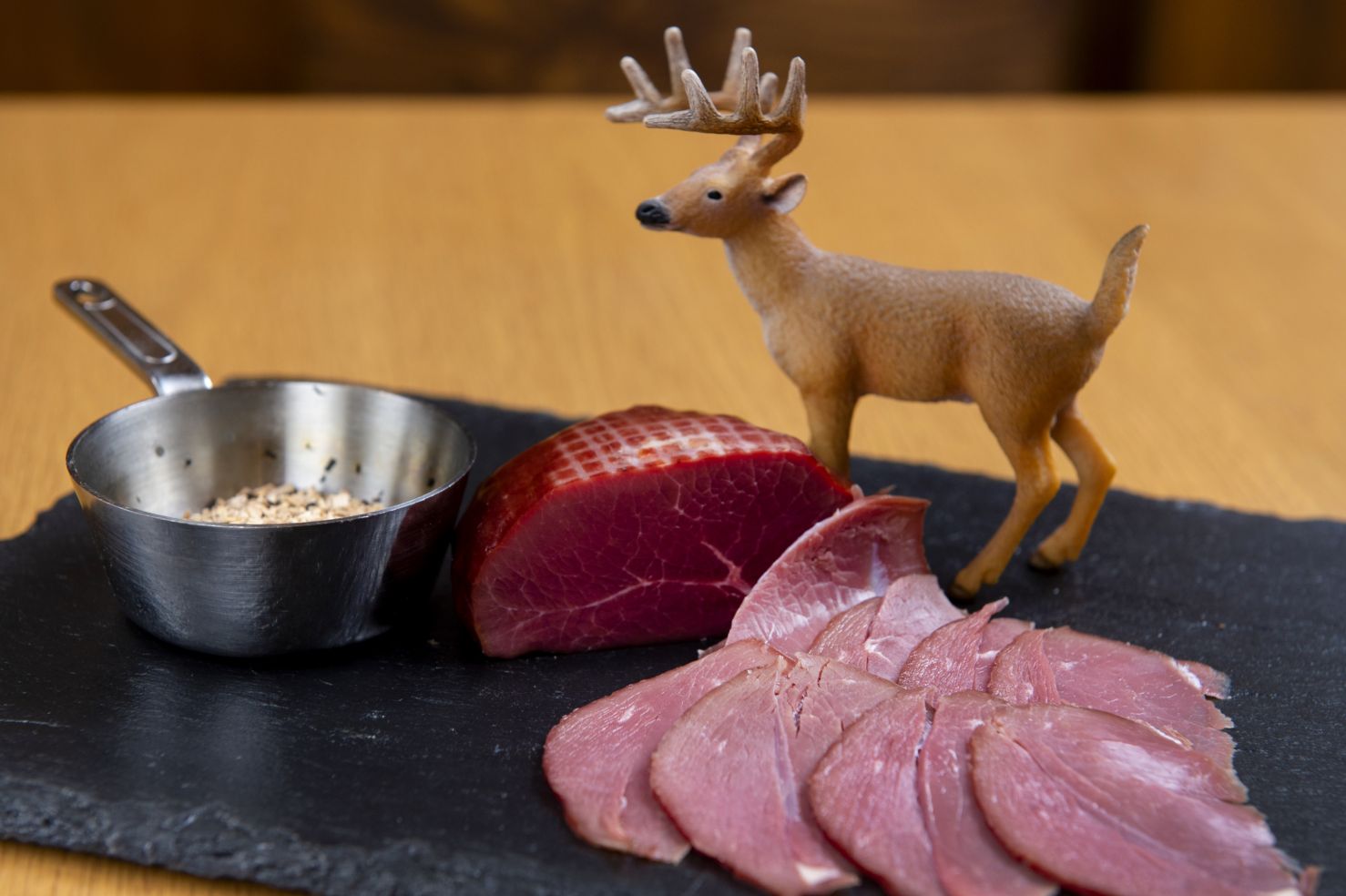 長崎県対馬産の鹿モモ肉の燻製ハム