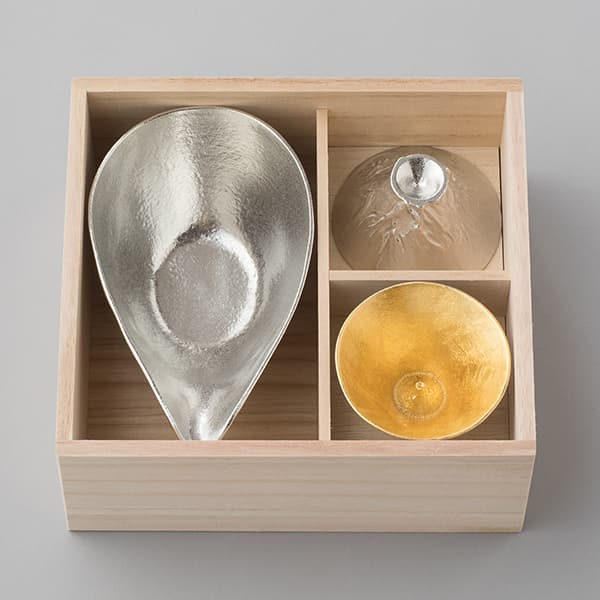 【25％OFF】 富士山ギフト（片口 錫・金箔セット：桐箱入 大・富士山 - 工芸品