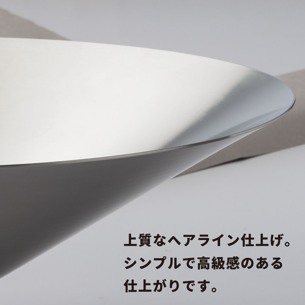 シンプルな円形フォルムが美しい、水生活製作所のステンレス製ガーデンパン。表面はヘアライン加工を施し、シンプルながら高級感のある仕上がり。