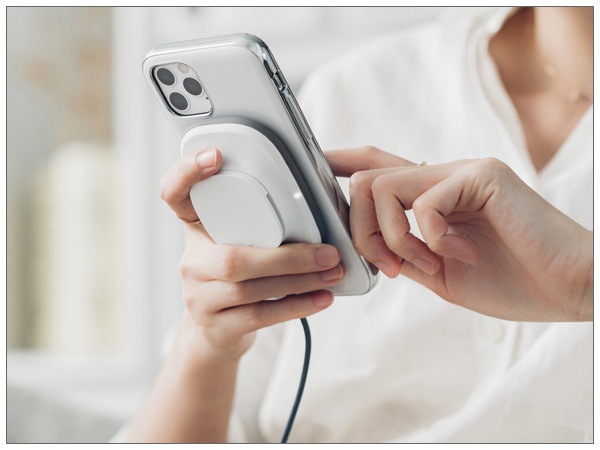 moshi SnapTo Wireless Charger�ں߸˸¤꽪λ��