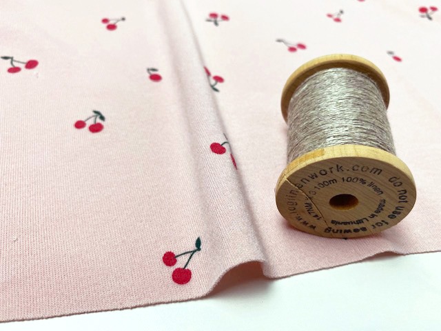 40/コーマスムースニットさくらんぼ柄 スモーキーピンク×レッド