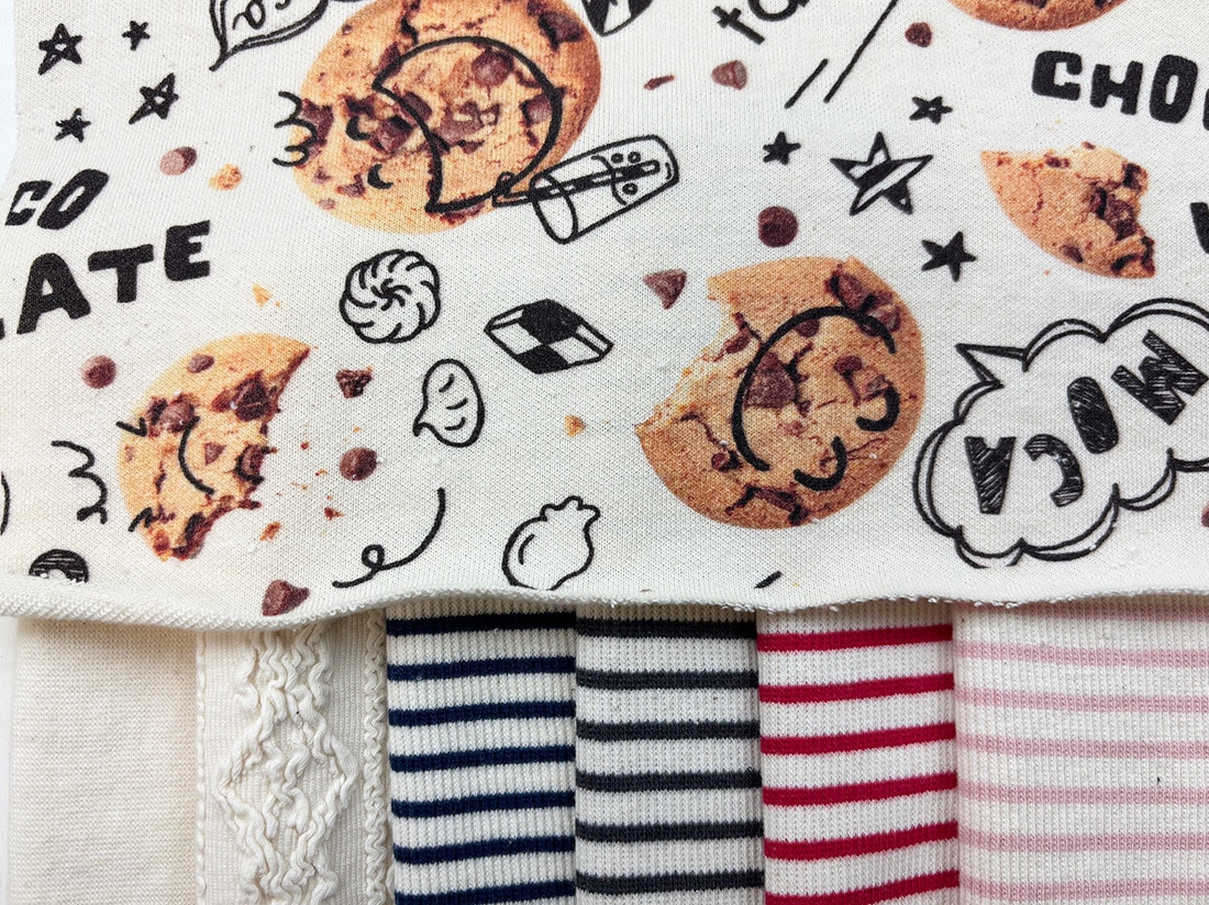 40/20ミニ裏毛ニット チョコチップパレード柄 エクリュ | mocamocha