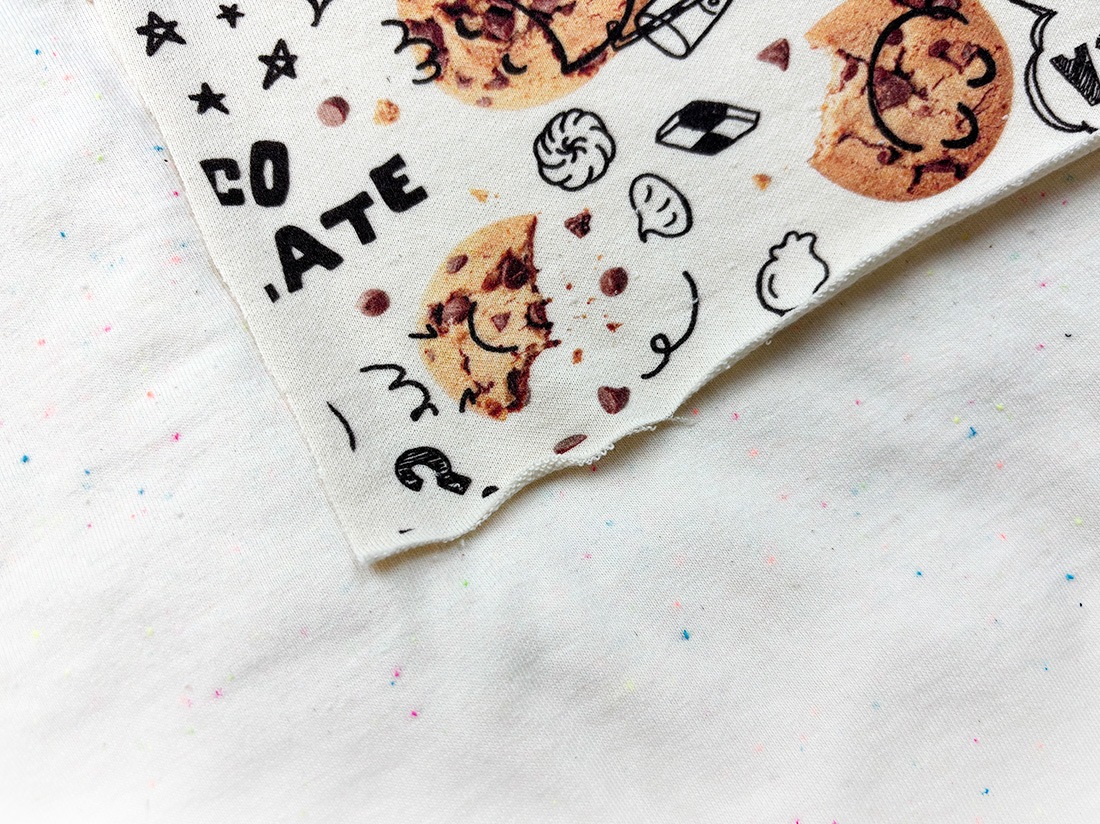 40/20ミニ裏毛ニット チョコチップパレード柄 エクリュ | mocamocha