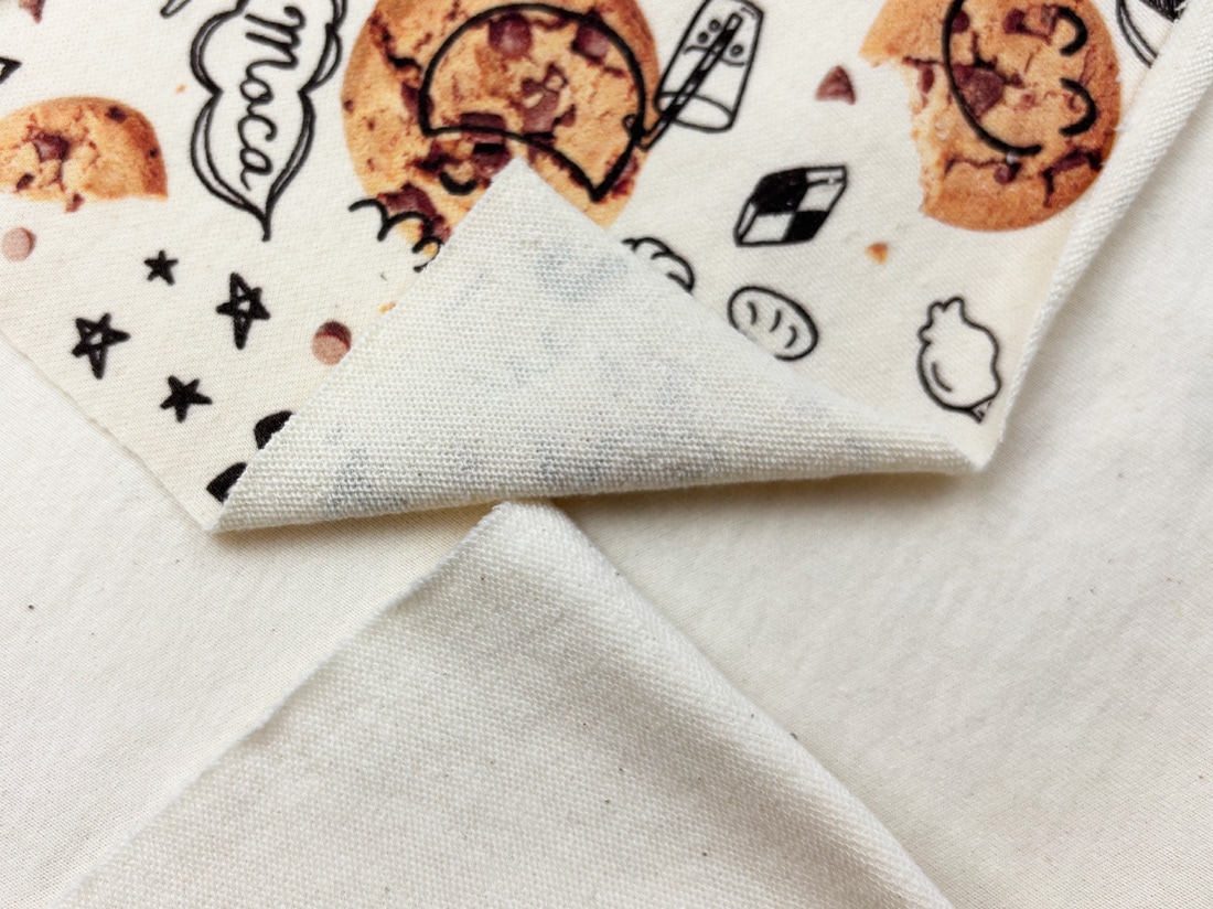 40/20ミニ裏毛ニット チョコチップパレード柄 エクリュ | mocamocha