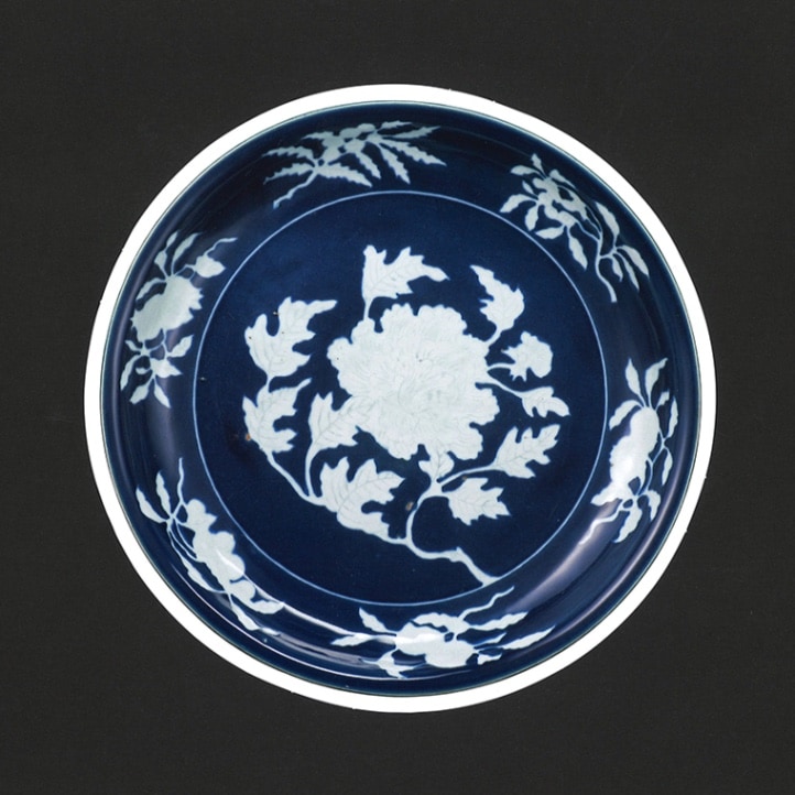 型抜きポストカード：瑠璃地白花牡丹文盤