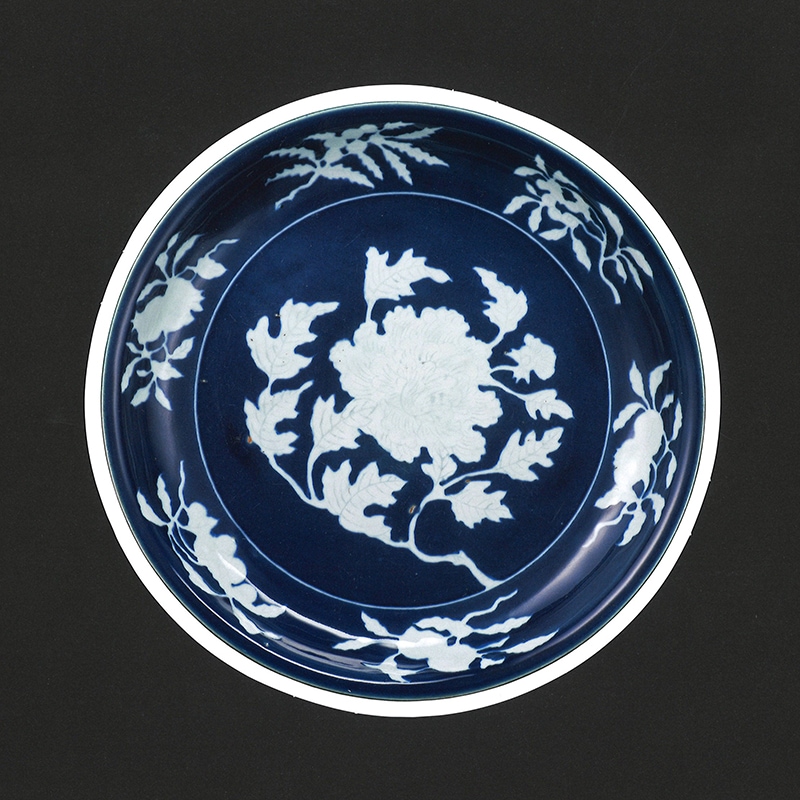 型抜きポストカード：瑠璃地白花牡丹文盤