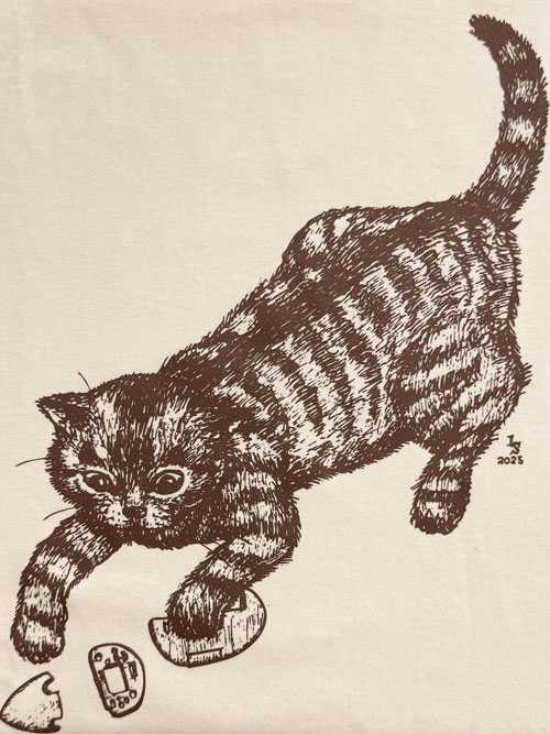 未来的デザイン トイガン　ヨタくん　ピカジュウ 岡部いさく ねこTシャツ2（アイボリー） - MODELKASTEN