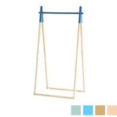 差し色がかわいいシンプルなキッズサイズの木製ポールハンガー