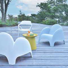 北欧モダンな彫刻チェア｜曲線フォルムが映えるスタッキングラウンジチェア