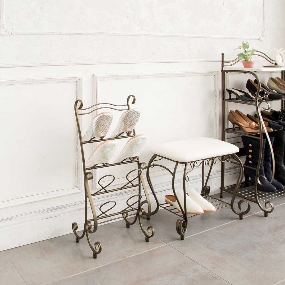 上品なアンティークゴールドのフレームが魅力のスリッパラック