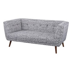 幾何学柄の張地 包まれるようなデザインの高級ソファ | 3P