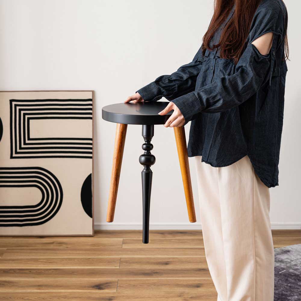 ろくろ脚の個性的なサイドテーブル｜アーバンモダンなインテリア