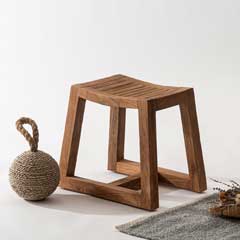 台形フォルムの木製スツール｜天然チーク×ハンドメイド