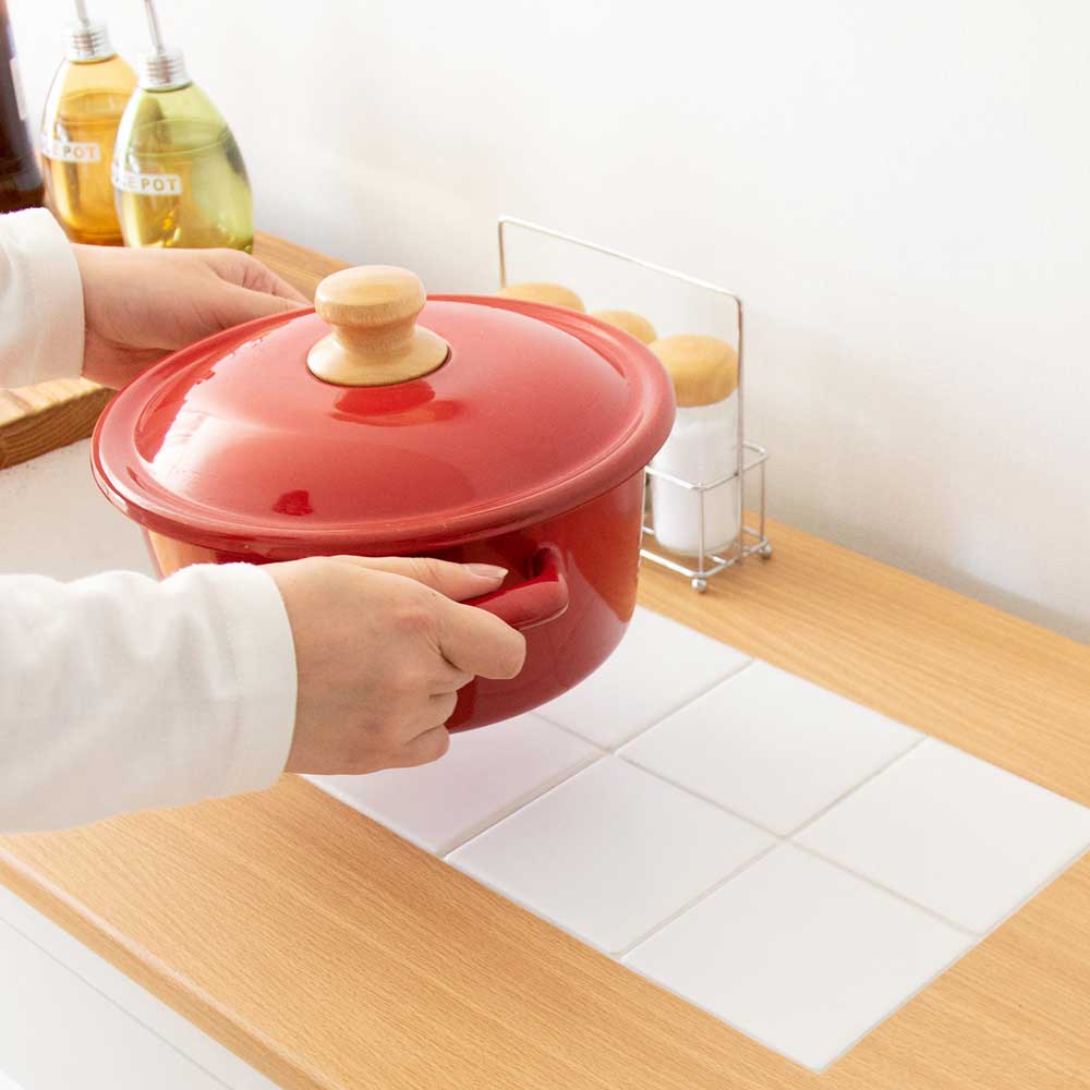 ナチュラル＆ホワイトが可愛いガラス扉のキッチン収納カウンター｜幅