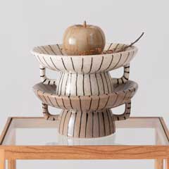 洗練されたストライプデザインのトレイベース｜収納とディスプレイを美しく