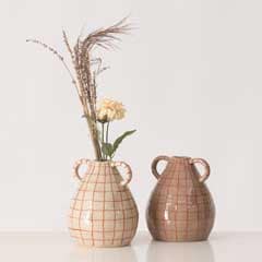 クラシカルなハンドルデザインのフラワーベース｜チェック柄がアクセントの陶器