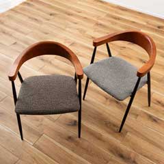 ヴィンテージモダンな木肘ダイニングチェア｜カーブ背もたれ×異素材ミックスデザイン