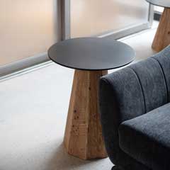 パイン古材×黒天板のサイドテーブル｜八角錐ベースが映えるモダンナチュラルデザイン