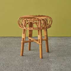 ラタンの美を纏うアジアン風スツール｜軽やかに彩る癒しの空間に