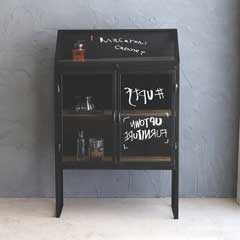 黒スチールが映えるメンズライクなガラスキャビネット｜アーバンインテリア