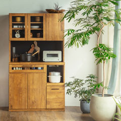 天然木の風合い引き立つビンテージ調キッチンボード｜暮らしを彩る上質収納