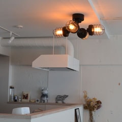 インダストリアルな雰囲気の4灯シーリングライト