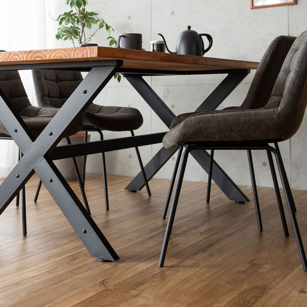 天然木の温もりと無機質なスチール脚のインダストリアルダイニング