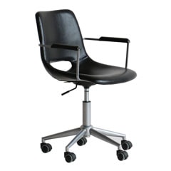 高級感のあるブラックのアームオフィスチェア