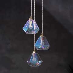 ダイニングを彩るペンダントライト3灯｜宝石のようにきらめくガラスの輝き