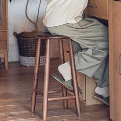 ウォルナットのカフェ風ハイスツール｜シンプルなデザイン