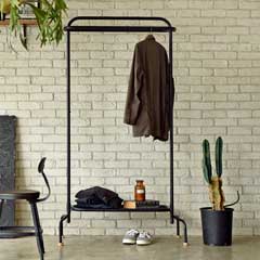 インダストリアルハンガーラック｜マットブラック×ウッドの異素材ミックスが映えるインテリア