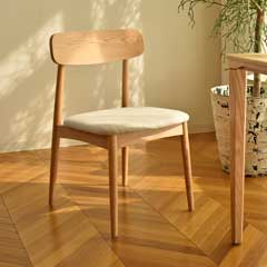 北欧ナチュラルな温もりを纏うダイニングチェア｜オーク無垢の優しい風合いとやわらかファブリック座面
