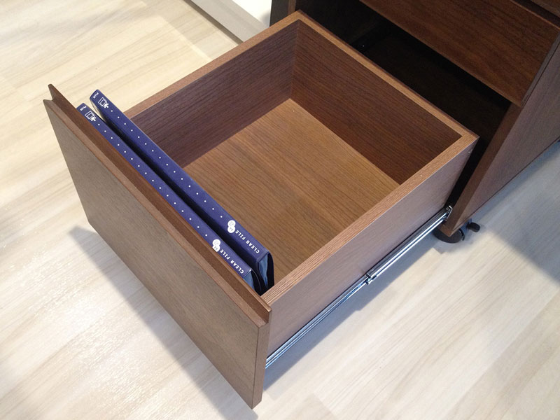 ウォルナットの落ち着いた色合いとあたたかみのあるデスクワゴン|幅40cm