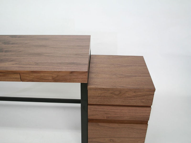 ウォルナットの落ち着いた色合いとあたたかみのあるデスクワゴン|幅40cm