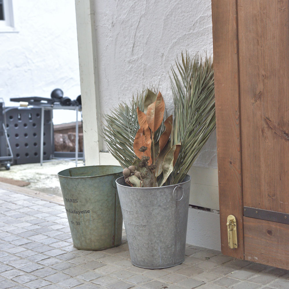 ヴィンテージ風スチールバケツ型プランターカバー|インダストリアルインテリアに最適
