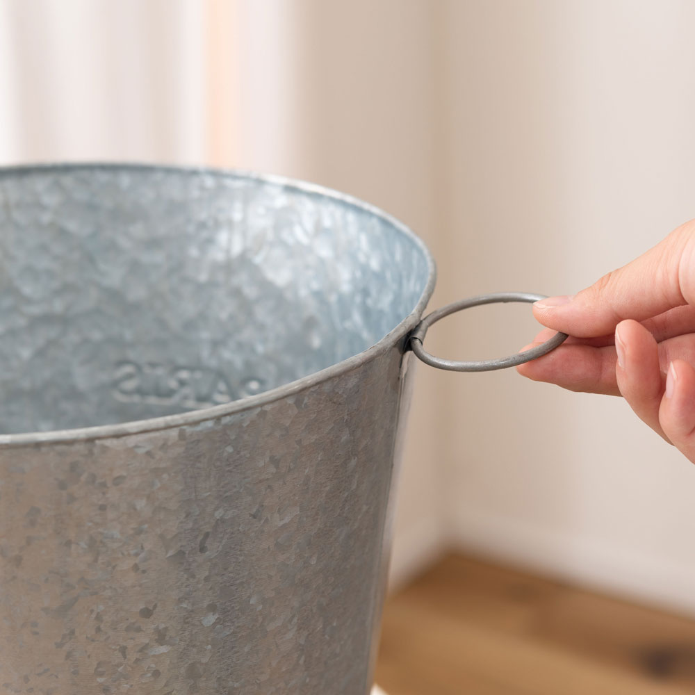 ヴィンテージ風スチールバケツ型プランターカバー|インダストリアルインテリアに最適