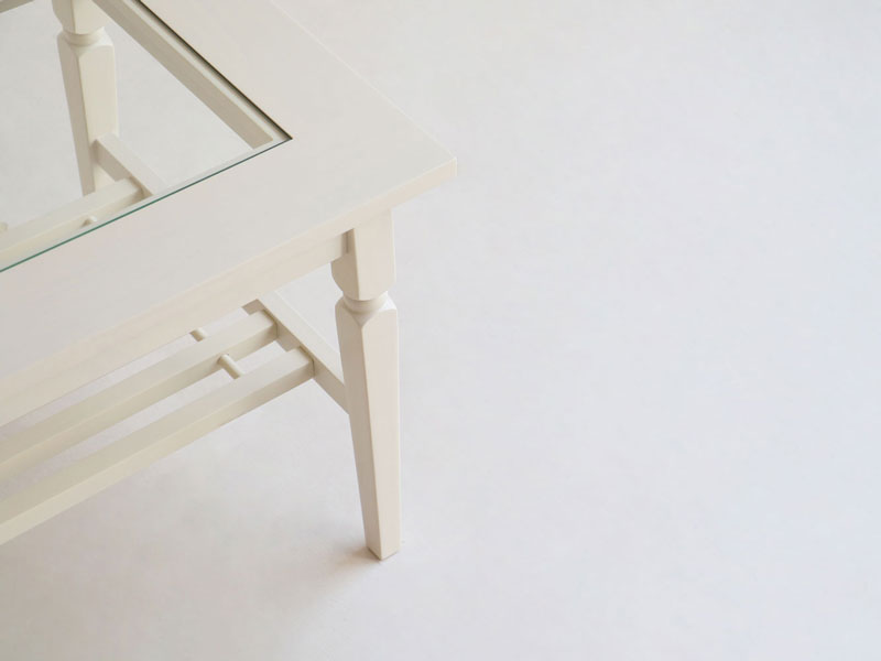 ホワイトカラーがエレガントな印象のセンターテーブル