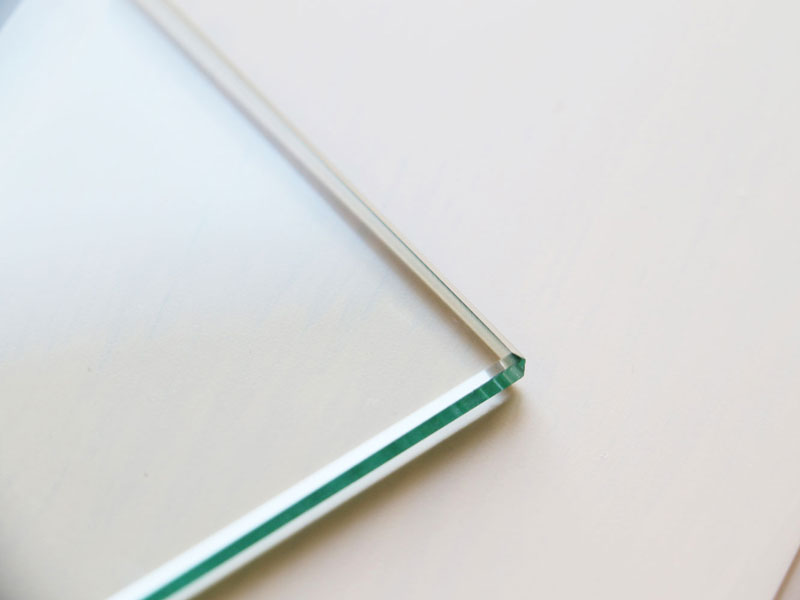 ホワイトカラーがエレガントな印象のセンターテーブル