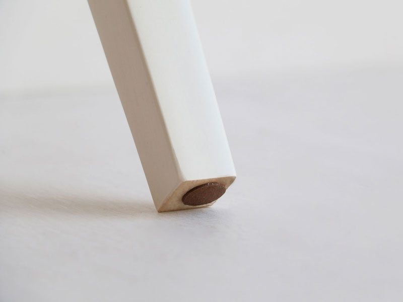 ホワイトカラーがエレガントな印象のセンターテーブル